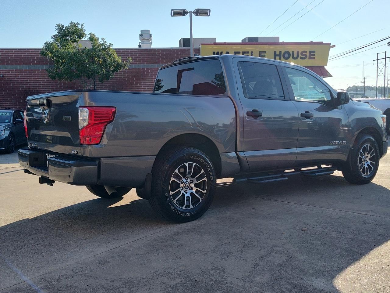 Nissan Titan 4x2 Crew Cab SV 2022