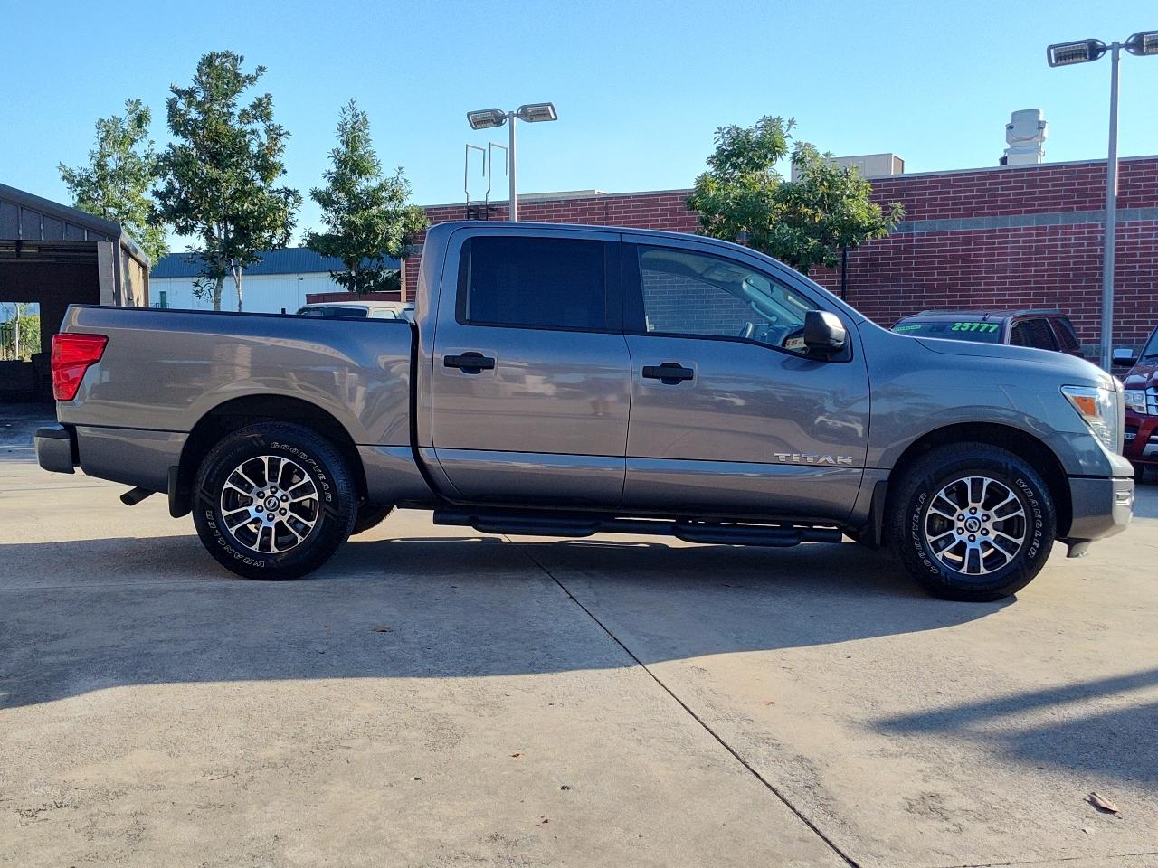 Nissan Titan 4x2 Crew Cab SV 2022