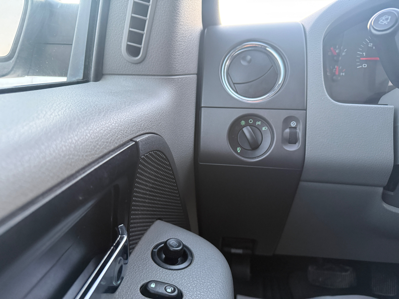 Ford F-150 4WD Reg Cab 145" XLT w/Midbox Prep 2005