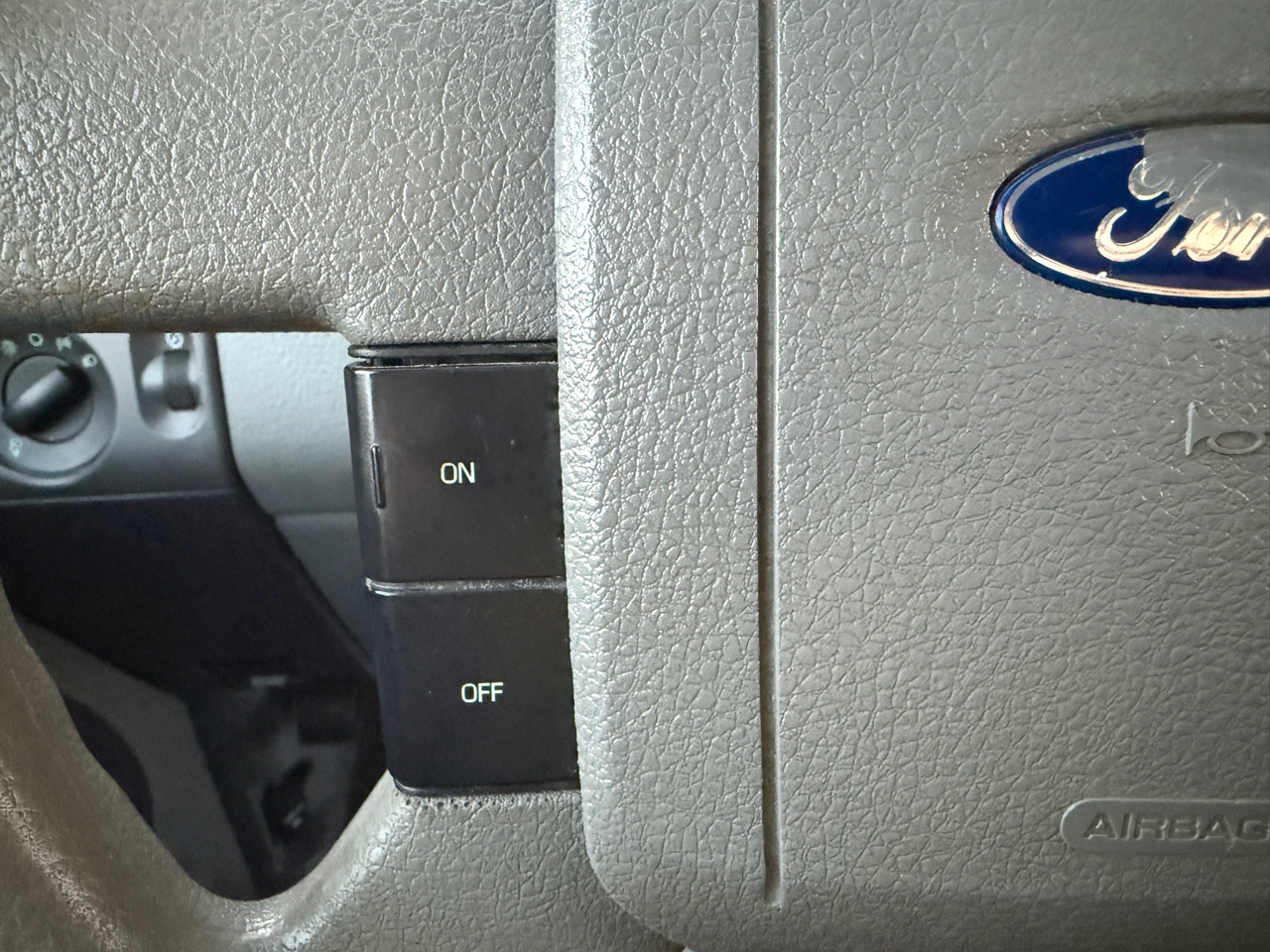 Ford F-150 4WD Reg Cab 145" XLT w/Midbox Prep 2005