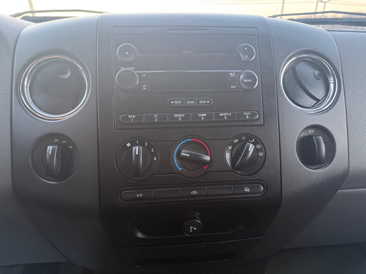 Ford F-150 4WD Reg Cab 145" XLT w/Midbox Prep 2005