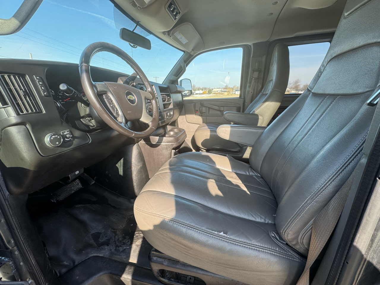 Chevrolet Express Passenger RWD 3500 155" LS w/1LS 2017