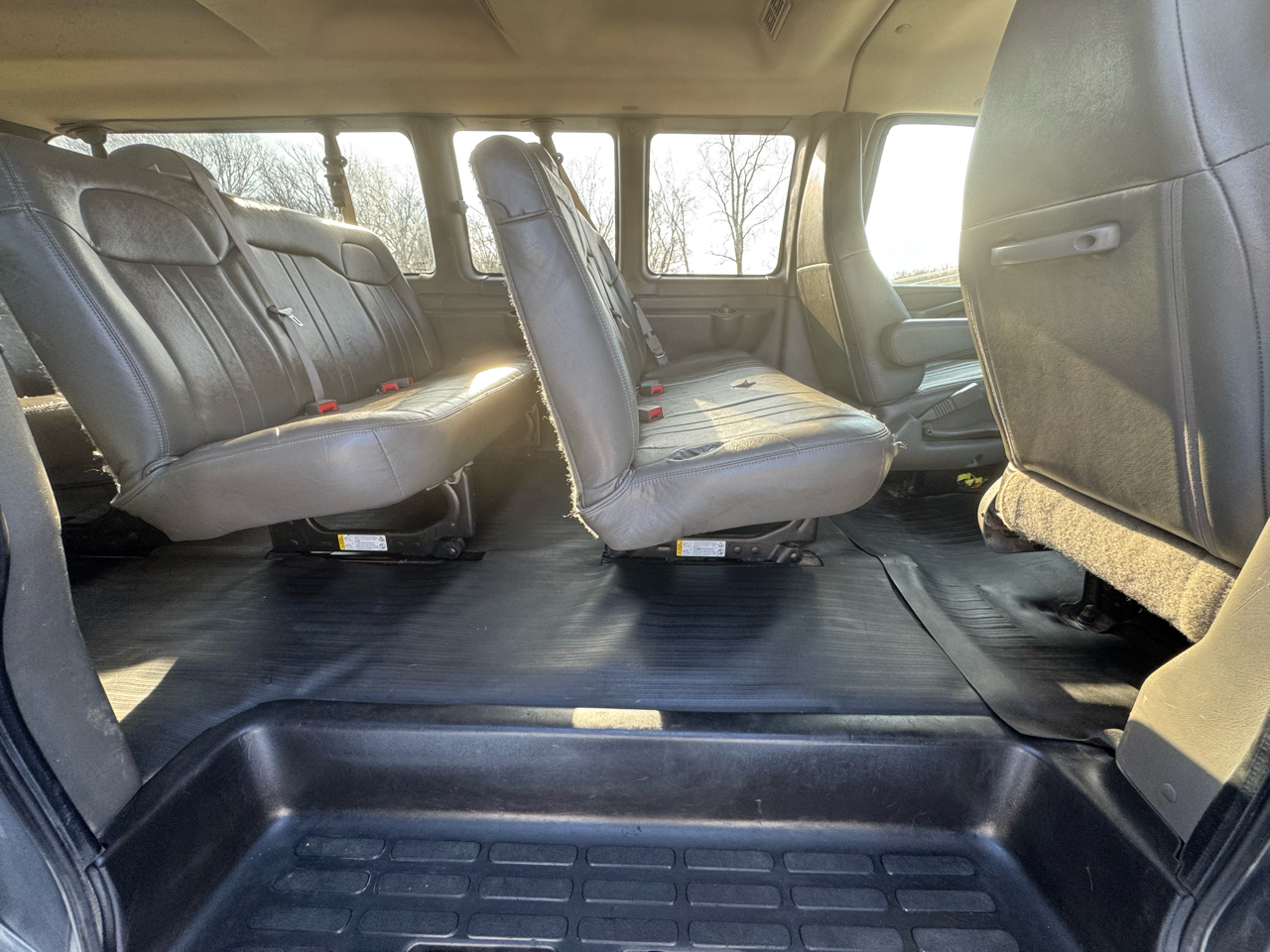 Chevrolet Express Passenger RWD 3500 155" LS w/1LS 2017