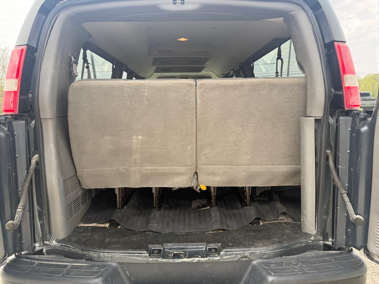 Chevrolet Express Passenger RWD 3500 155" LS w/1LS 2017