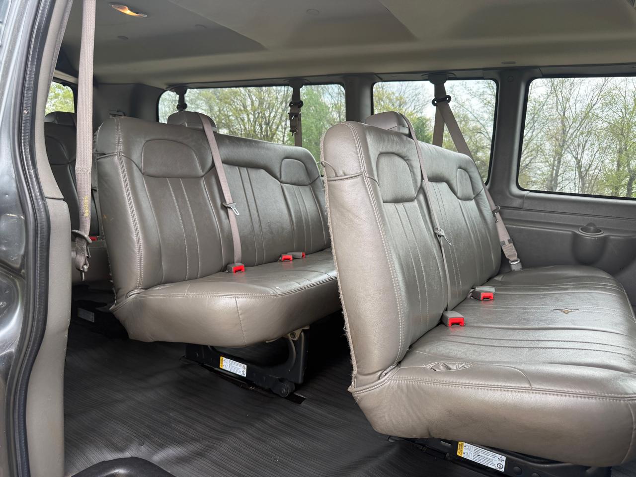 Chevrolet Express Passenger RWD 3500 155" LS w/1LS 2017