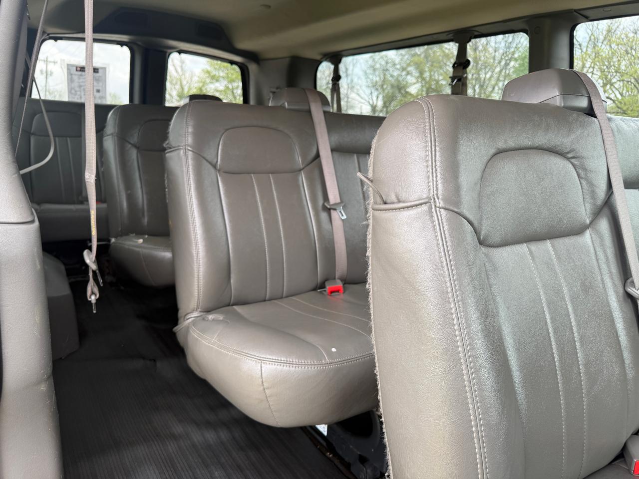 Chevrolet Express Passenger RWD 3500 155" LS w/1LS 2017