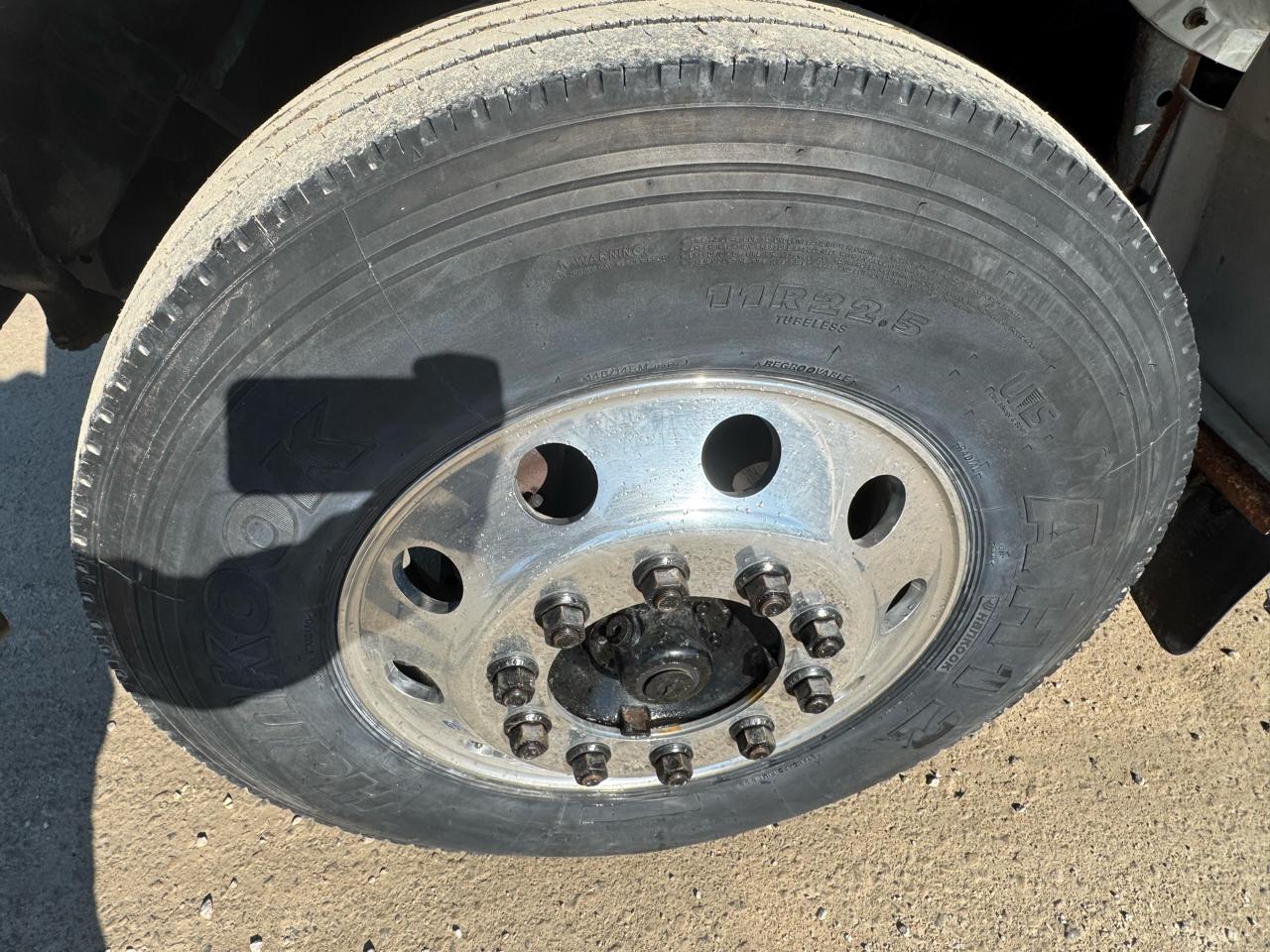 Ford Super Duty F-750 Straight Frame Reg Cab XLT 2011