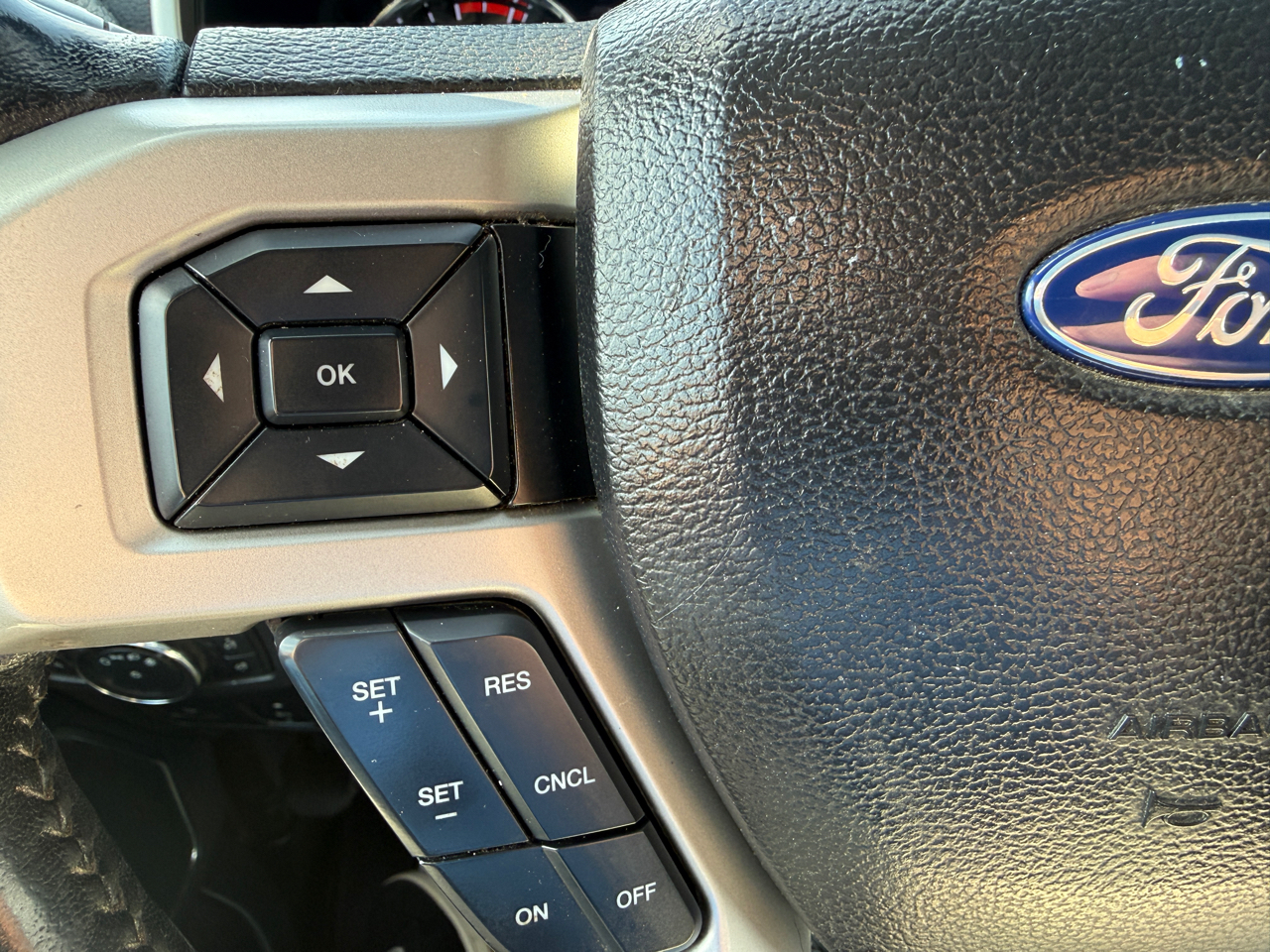 Ford Super Duty F-350 SRW 4WD Crew Cab 172" Lariat 2017