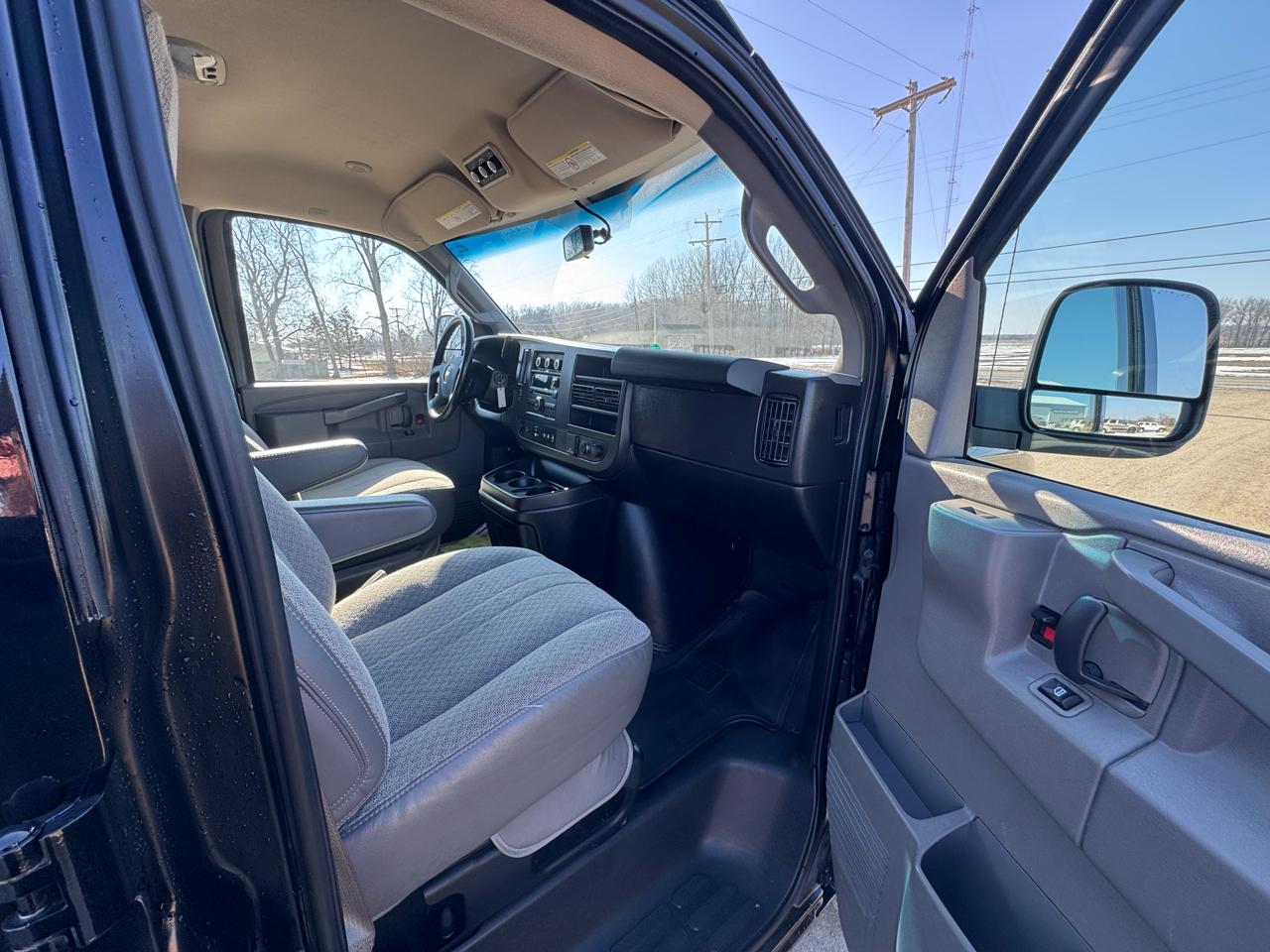 Chevrolet Express Passenger RWD 3500 155" LS 2020