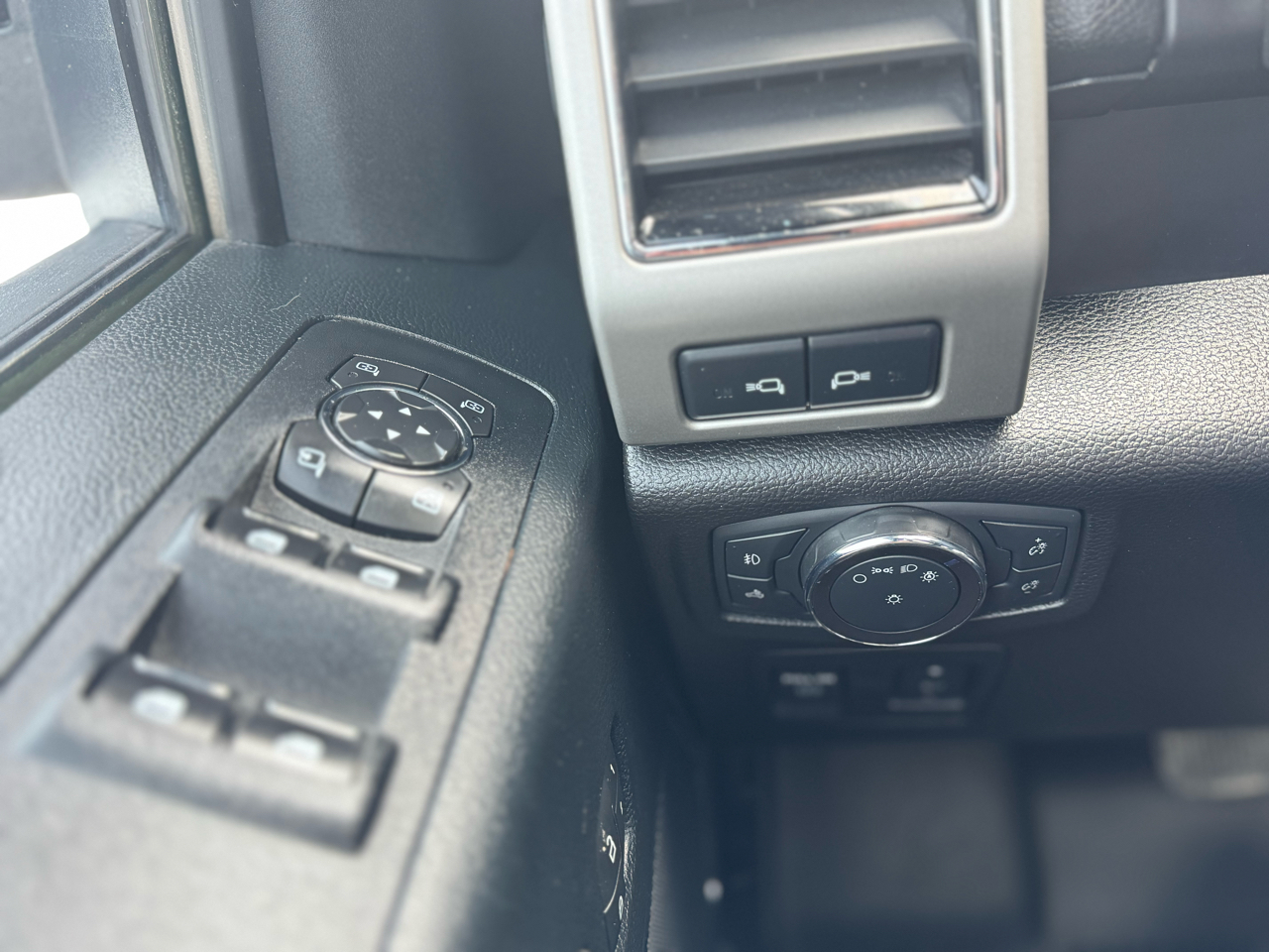 Ford F-150 4WD SuperCrew 157" Lariat 2019