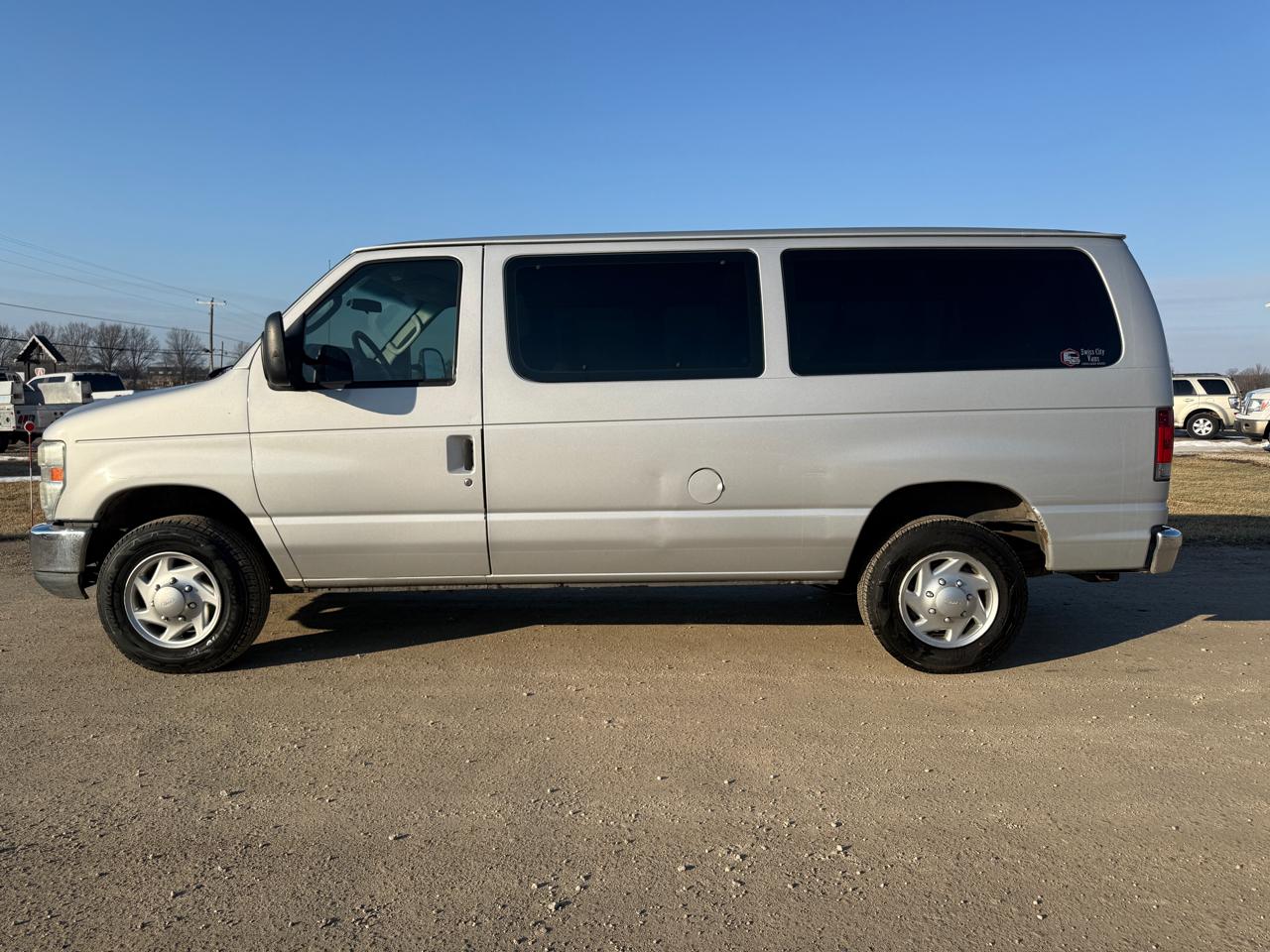 Ford Econoline Wagon E-350 Super Duty XLT 2011