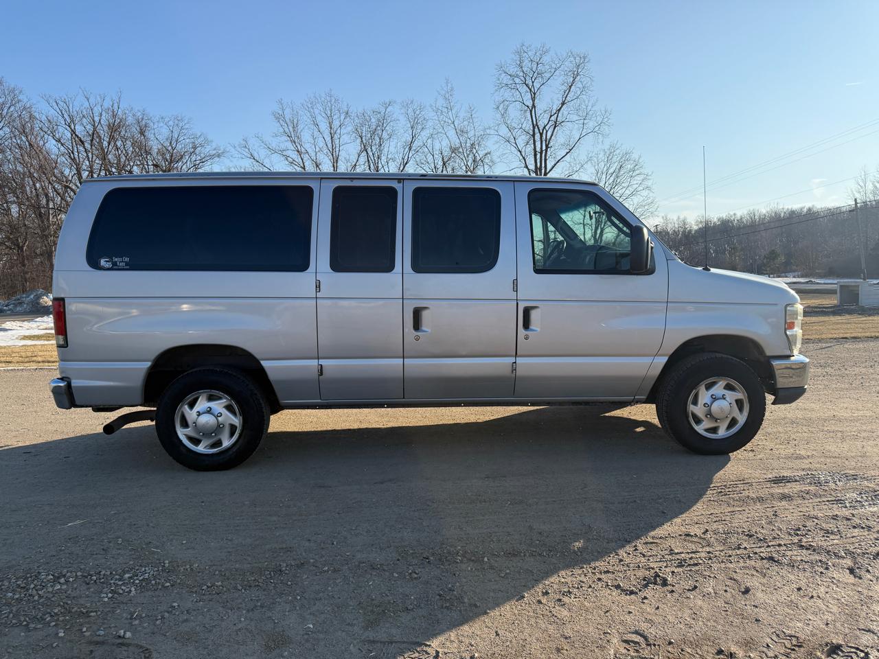 Ford Econoline Wagon E-350 Super Duty XLT 2011