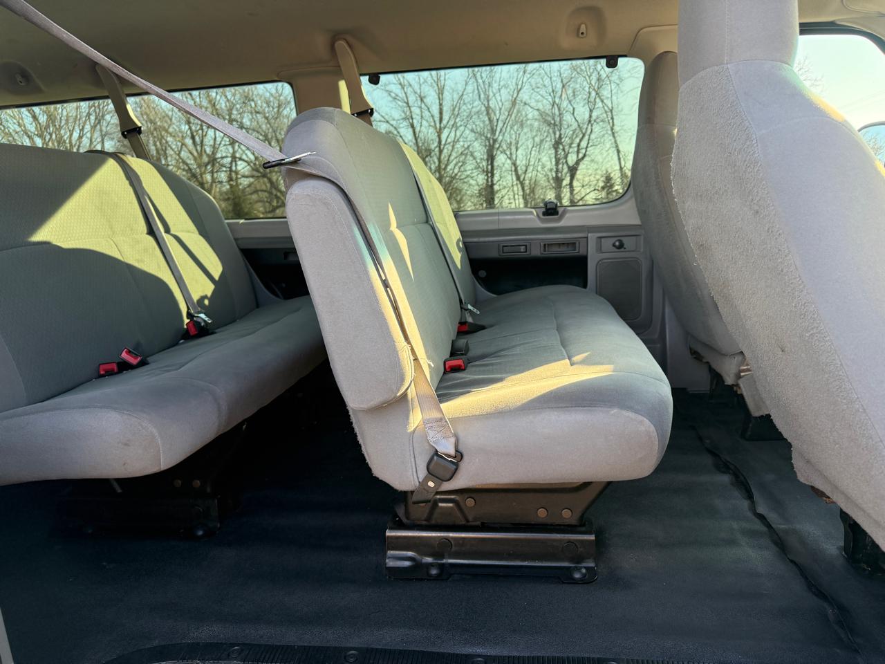 Ford Econoline Wagon E-350 Super Duty XLT 2011