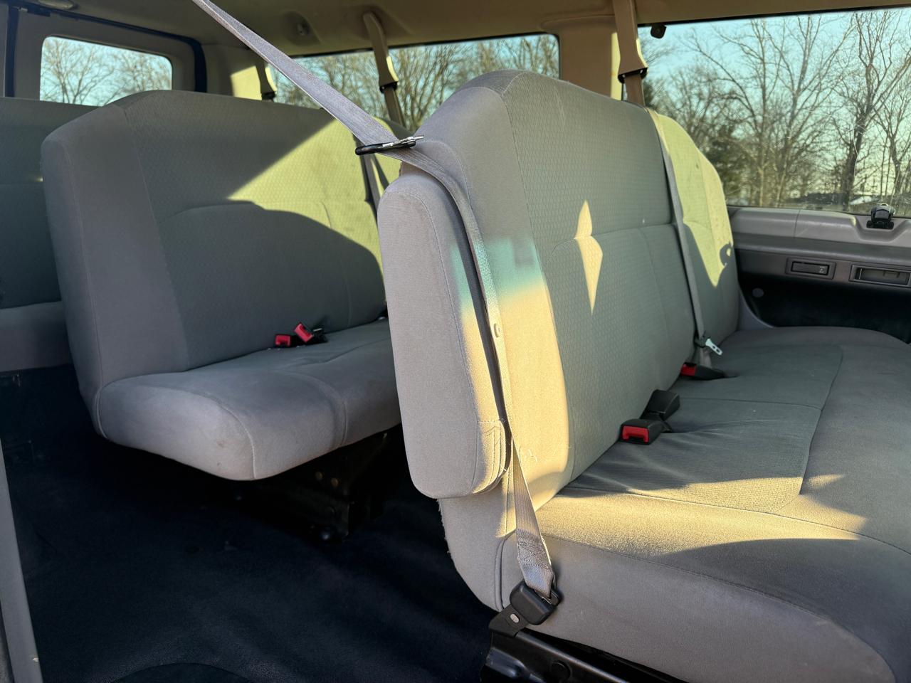 Ford Econoline Wagon E-350 Super Duty XLT 2011