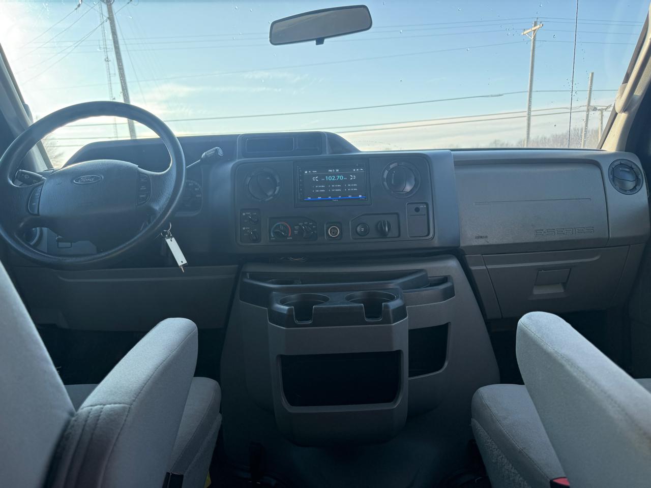 Ford Econoline Wagon E-350 Super Duty XLT 2011