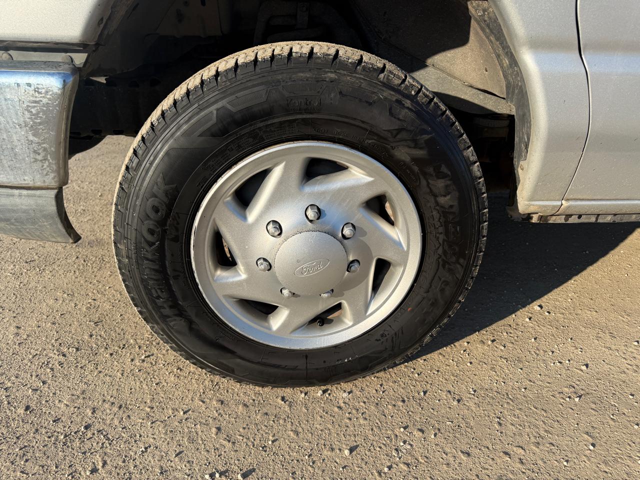 Ford Econoline Wagon E-350 Super Duty XLT 2011