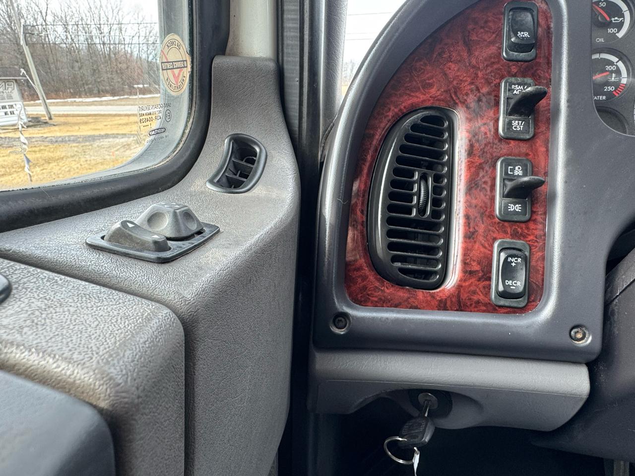 Freightliner M2  2012