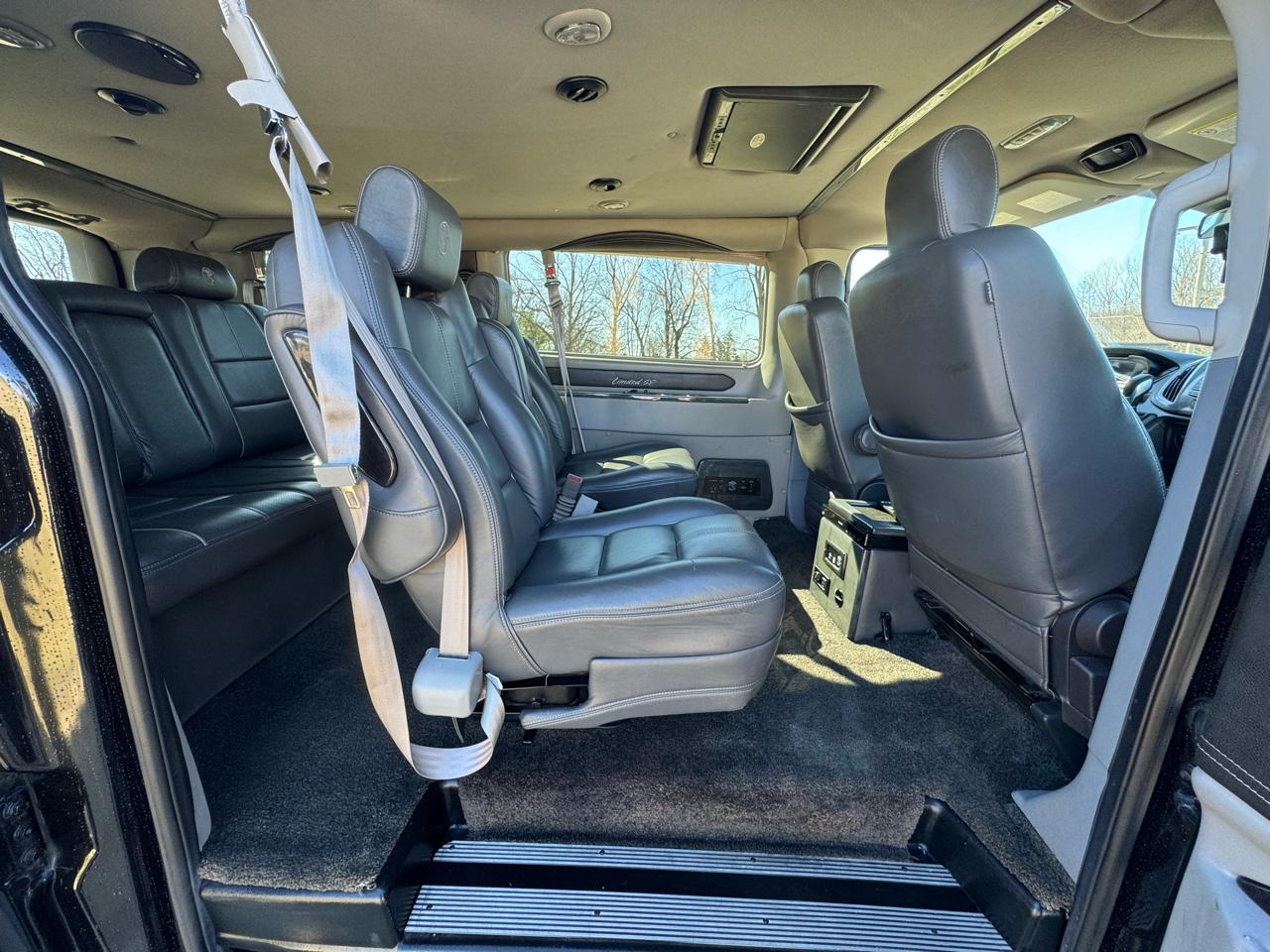 Ford Transit Wagon T-150 130" Low Roof XLT Swing-Out RH Dr 2015