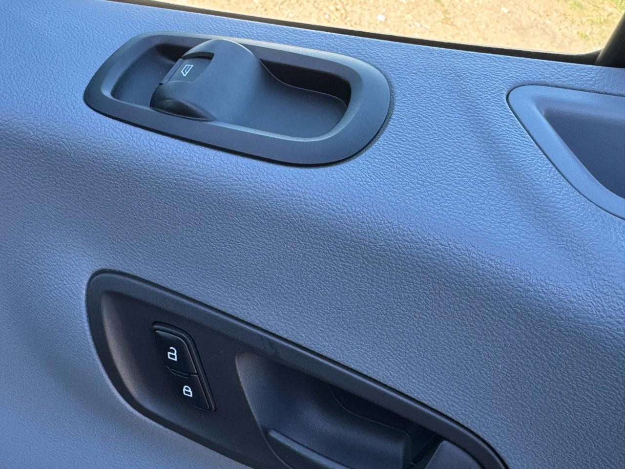 Ford Transit Wagon T-150 130" Low Roof XLT Swing-Out RH Dr 2015