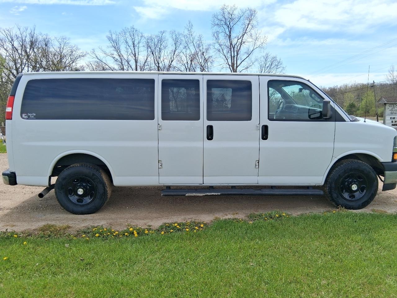 Chevrolet Express Passenger RWD 3500 155" LT 2020