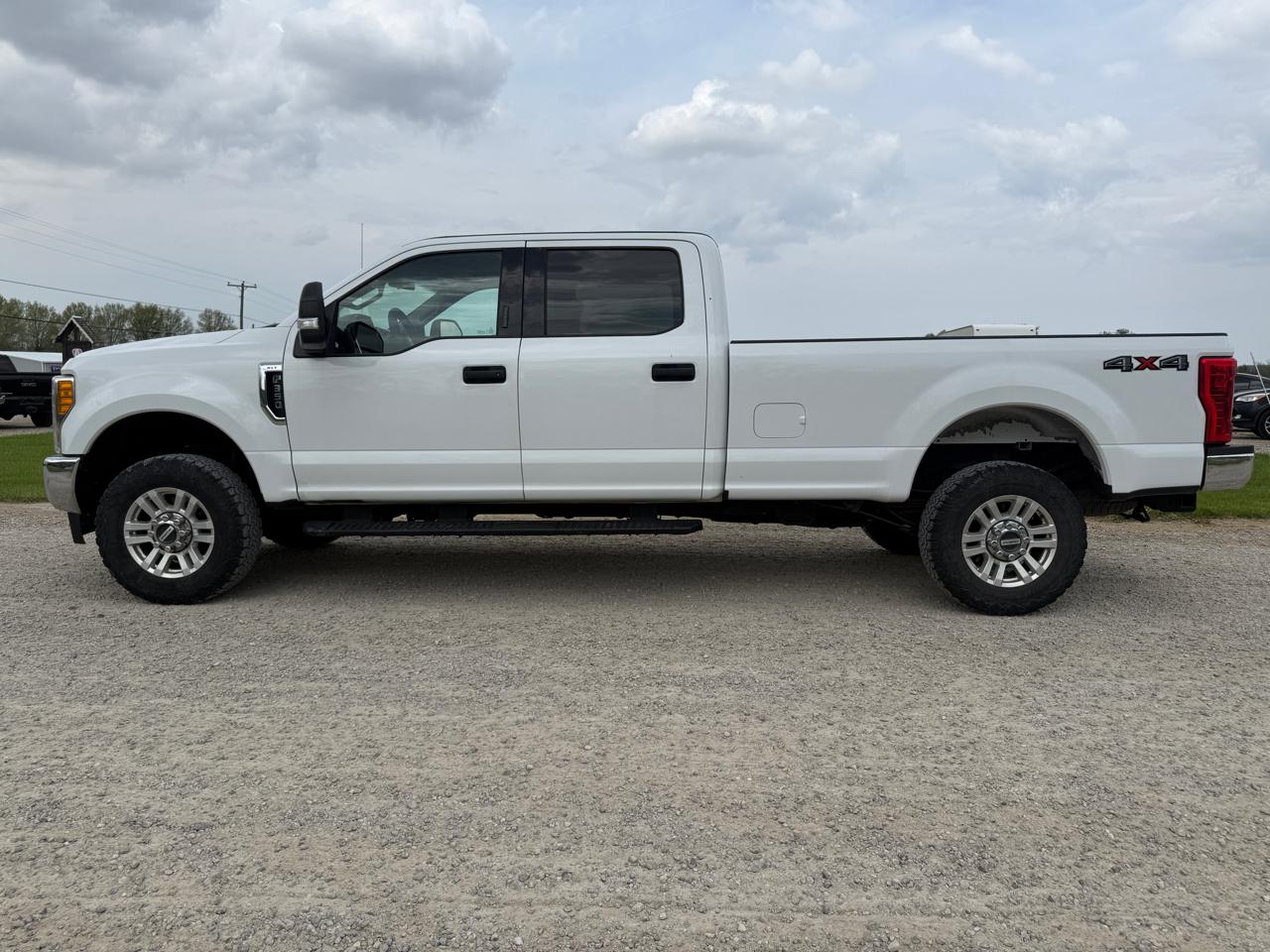 Ford Super Duty F-350 SRW XLT 4WD Crew Cab 8' Box 2017