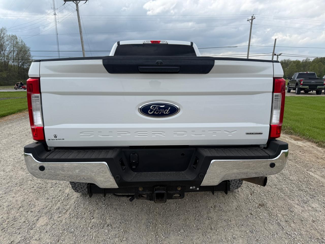 Ford Super Duty F-350 SRW XLT 4WD Crew Cab 8' Box 2017