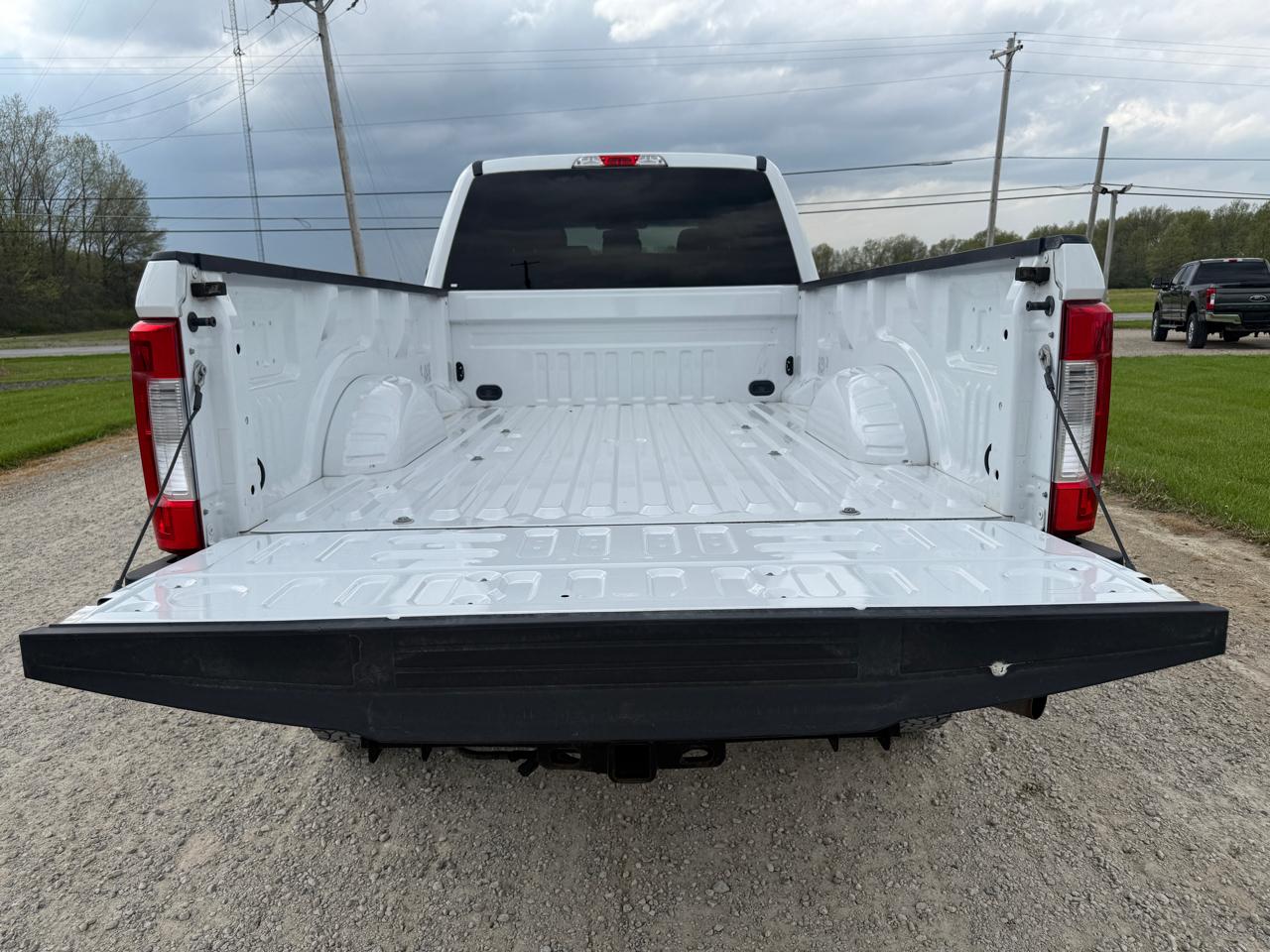 Ford Super Duty F-350 SRW XLT 4WD Crew Cab 8' Box 2017