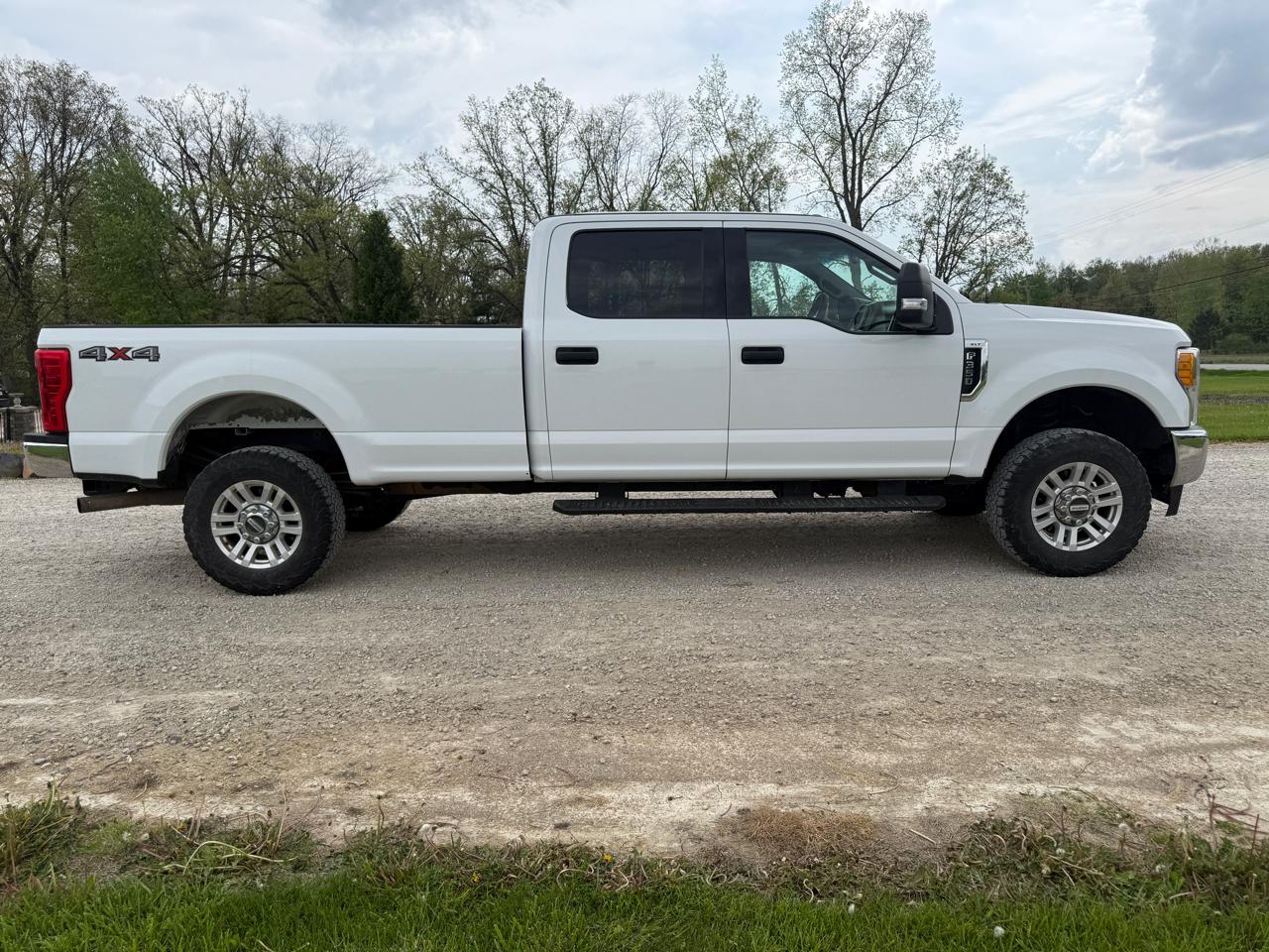 Ford Super Duty F-350 SRW XLT 4WD Crew Cab 8' Box 2017