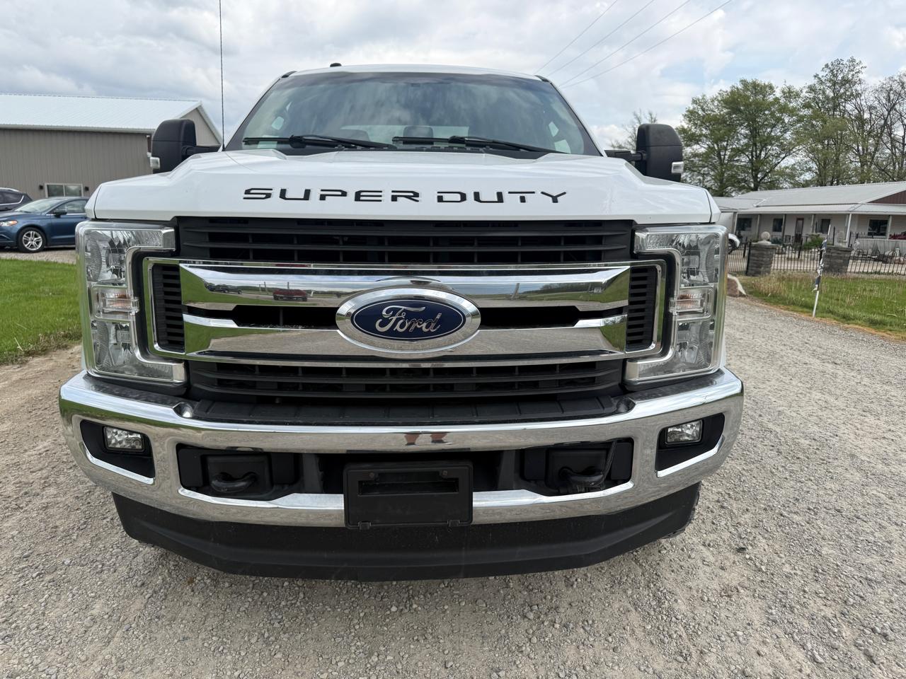 Ford Super Duty F-350 SRW XLT 4WD Crew Cab 8' Box 2017