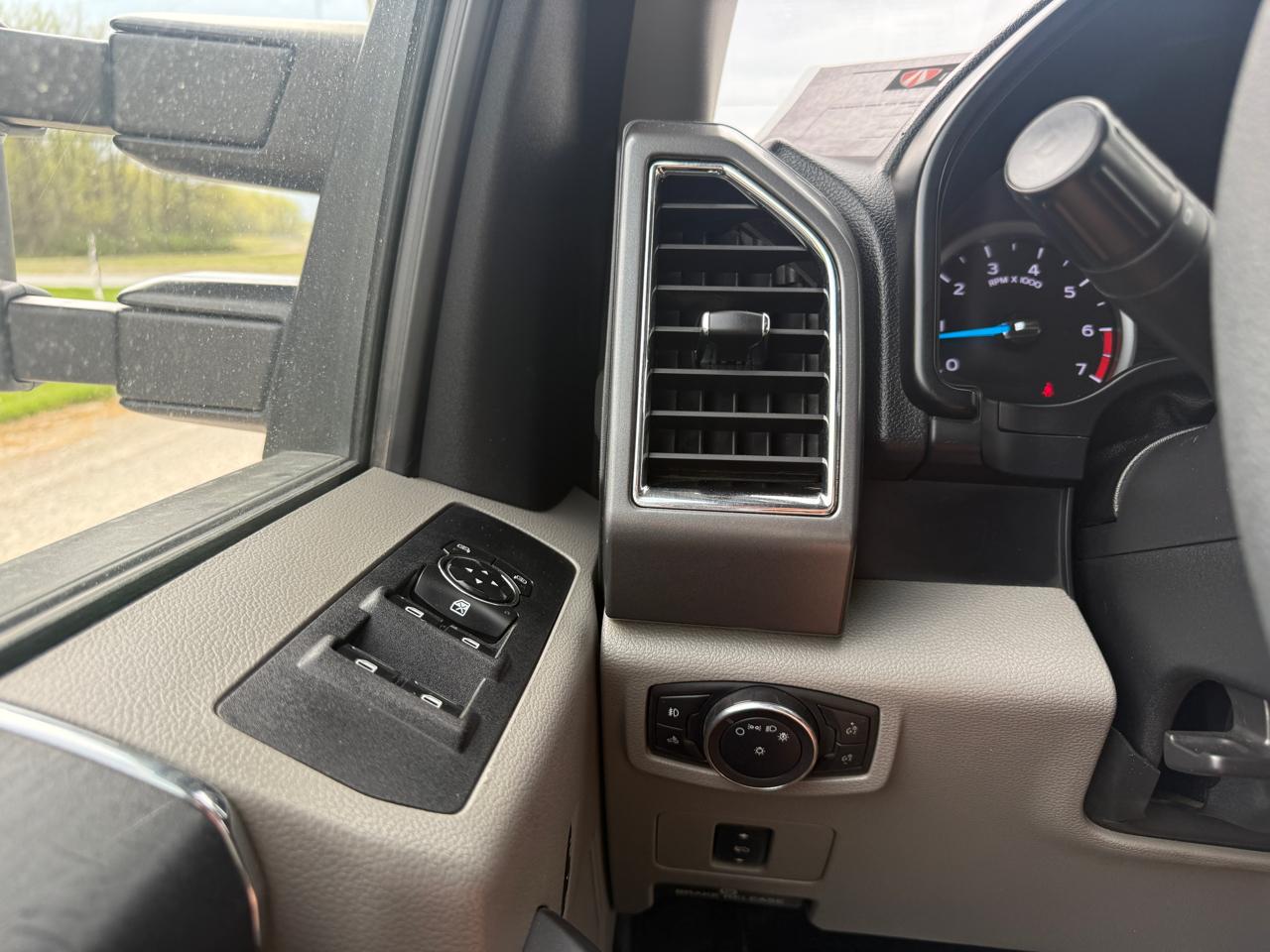 Ford Super Duty F-350 SRW XLT 4WD Crew Cab 8' Box 2017
