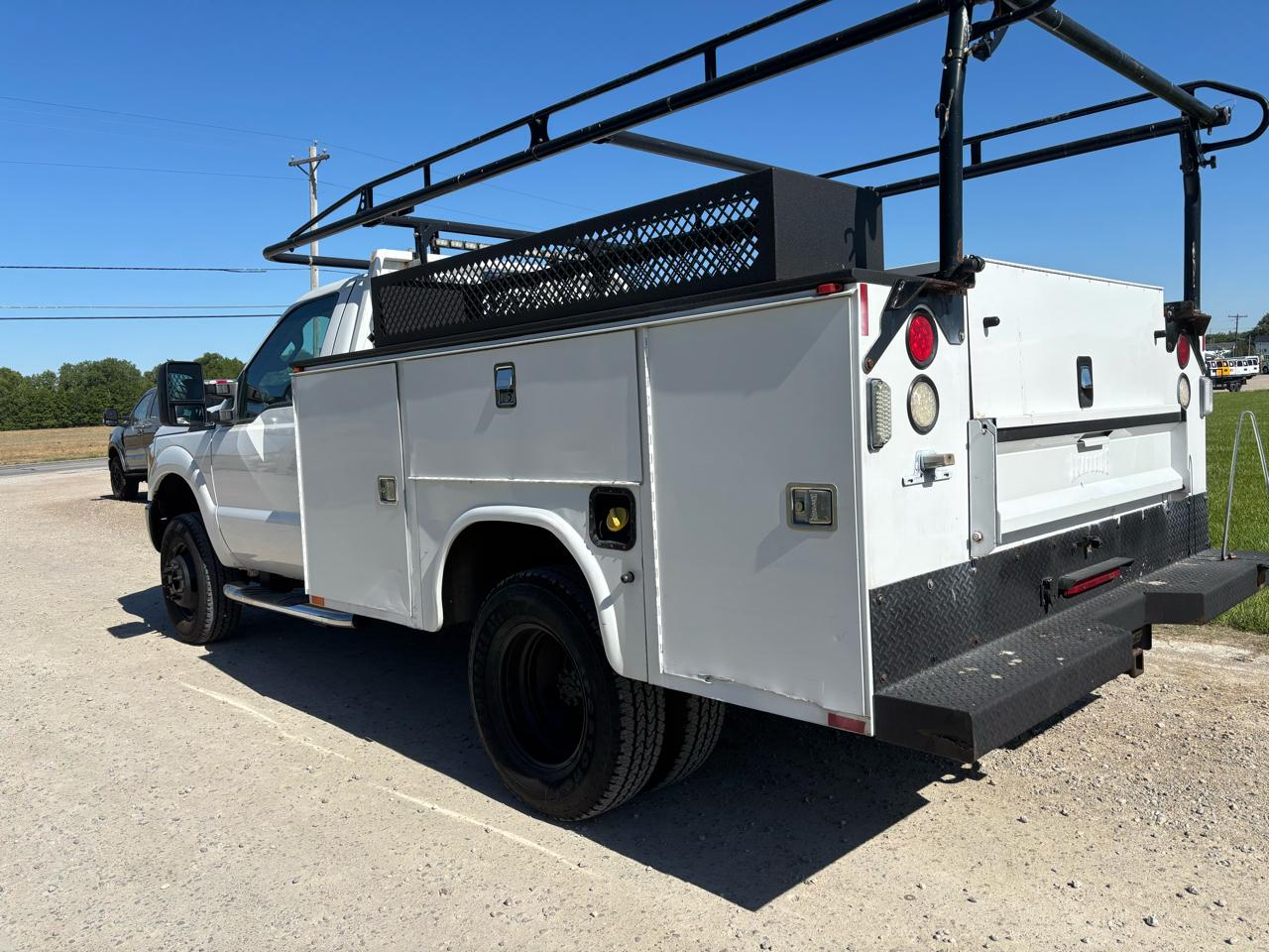 Ford Super Duty F-350 DRW 4WD Reg Cab 141" WB 60" CA XLT 2014
