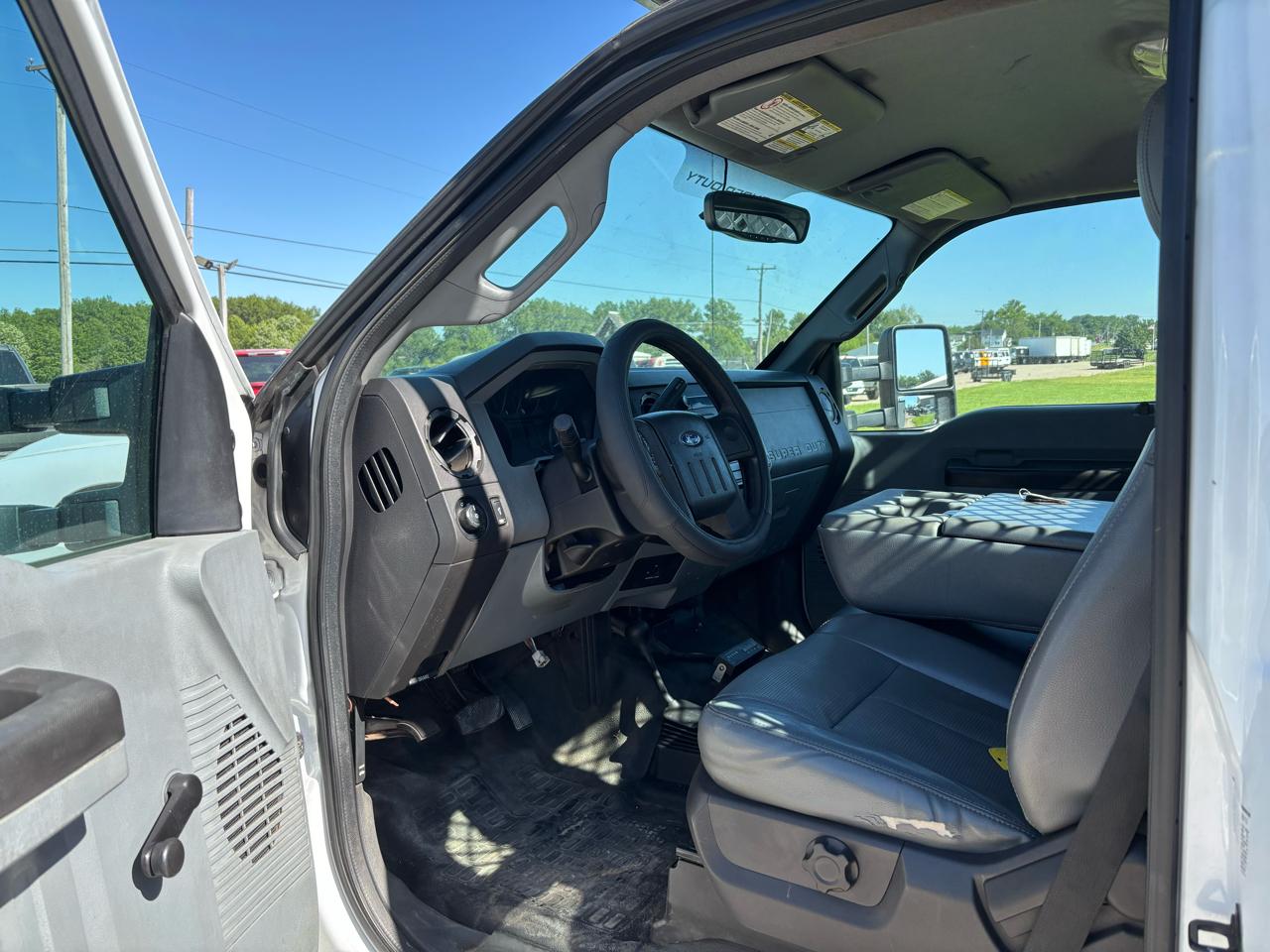 Ford Super Duty F-350 DRW 4WD Reg Cab 141" WB 60" CA XLT 2014