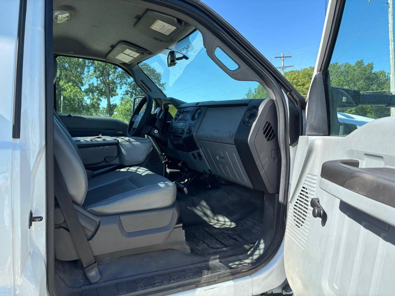 Ford Super Duty F-350 DRW 4WD Reg Cab 141" WB 60" CA XLT 2014