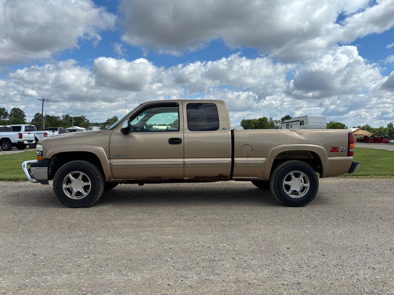 Chevrolet Silverado 1500 3dr Ext Cab 143.5" WB 4WD LS 2000