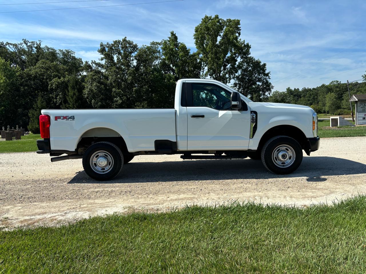Ford Super Duty F-250 SRW XL 4WD Reg Cab 8' Box 2023