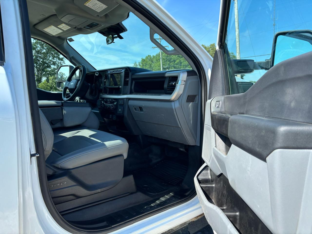 Ford Super Duty F-250 SRW XL 4WD Reg Cab 8' Box 2023