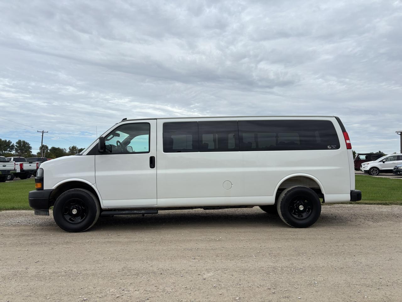Chevrolet Express Passenger RWD 3500 155" LS 2025