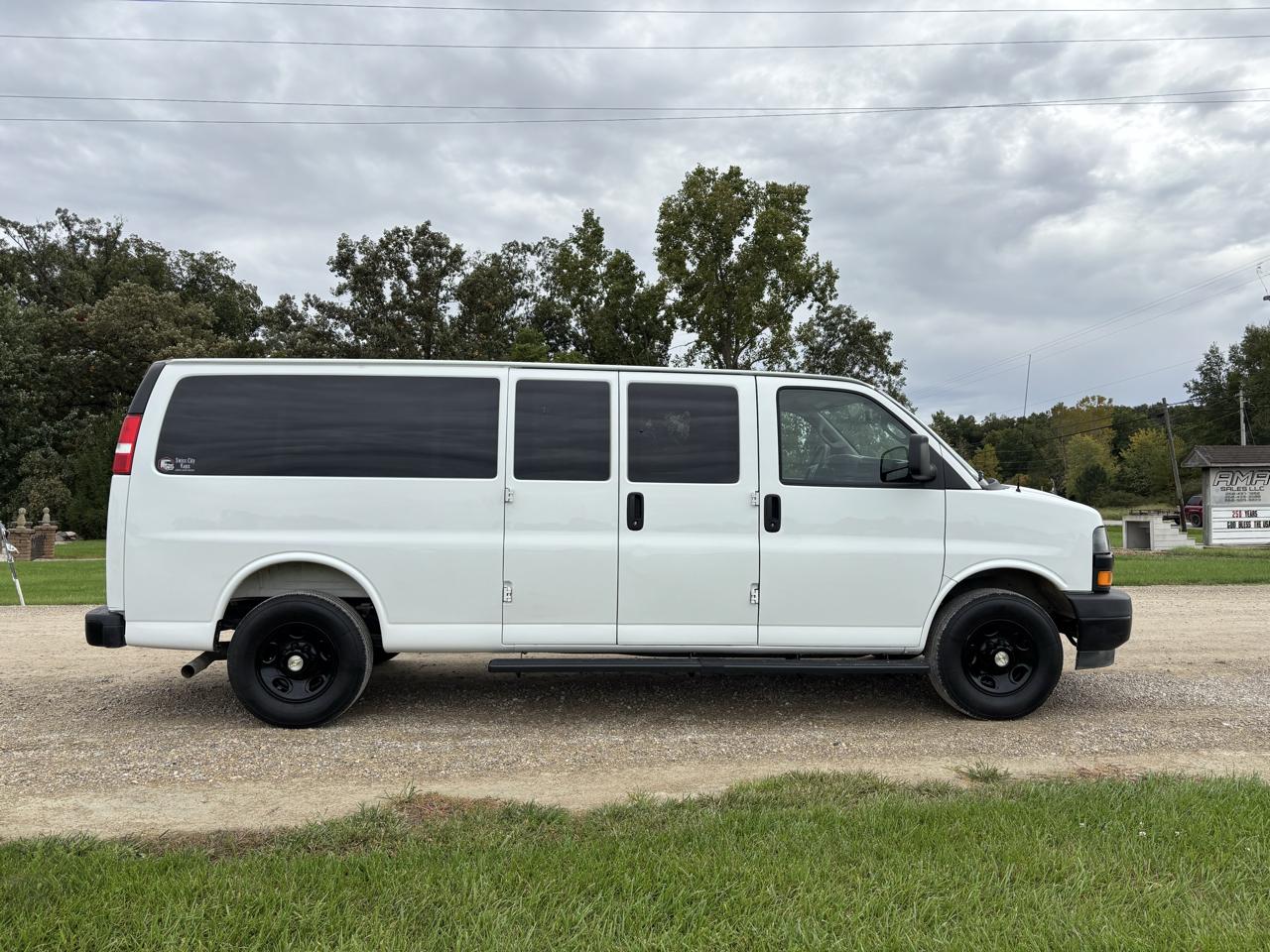 Chevrolet Express Passenger RWD 3500 155" LS 2025