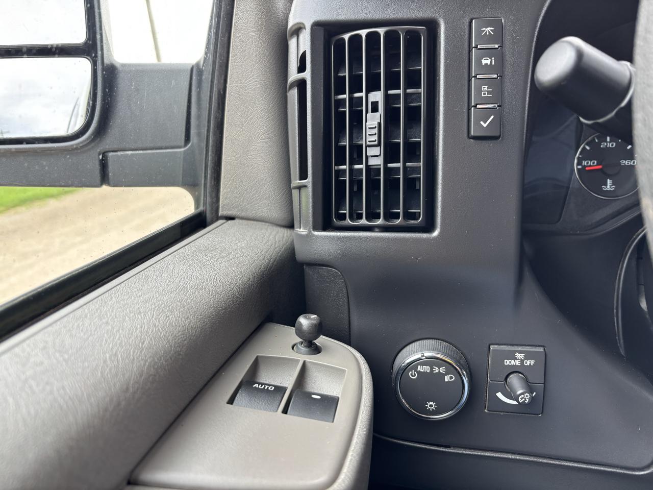 Chevrolet Express Passenger RWD 3500 155" LS 2025