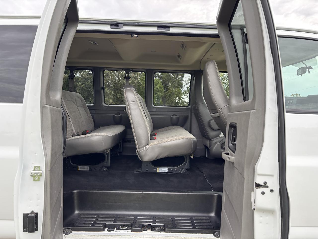 Chevrolet Express Passenger RWD 3500 155" LS 2025