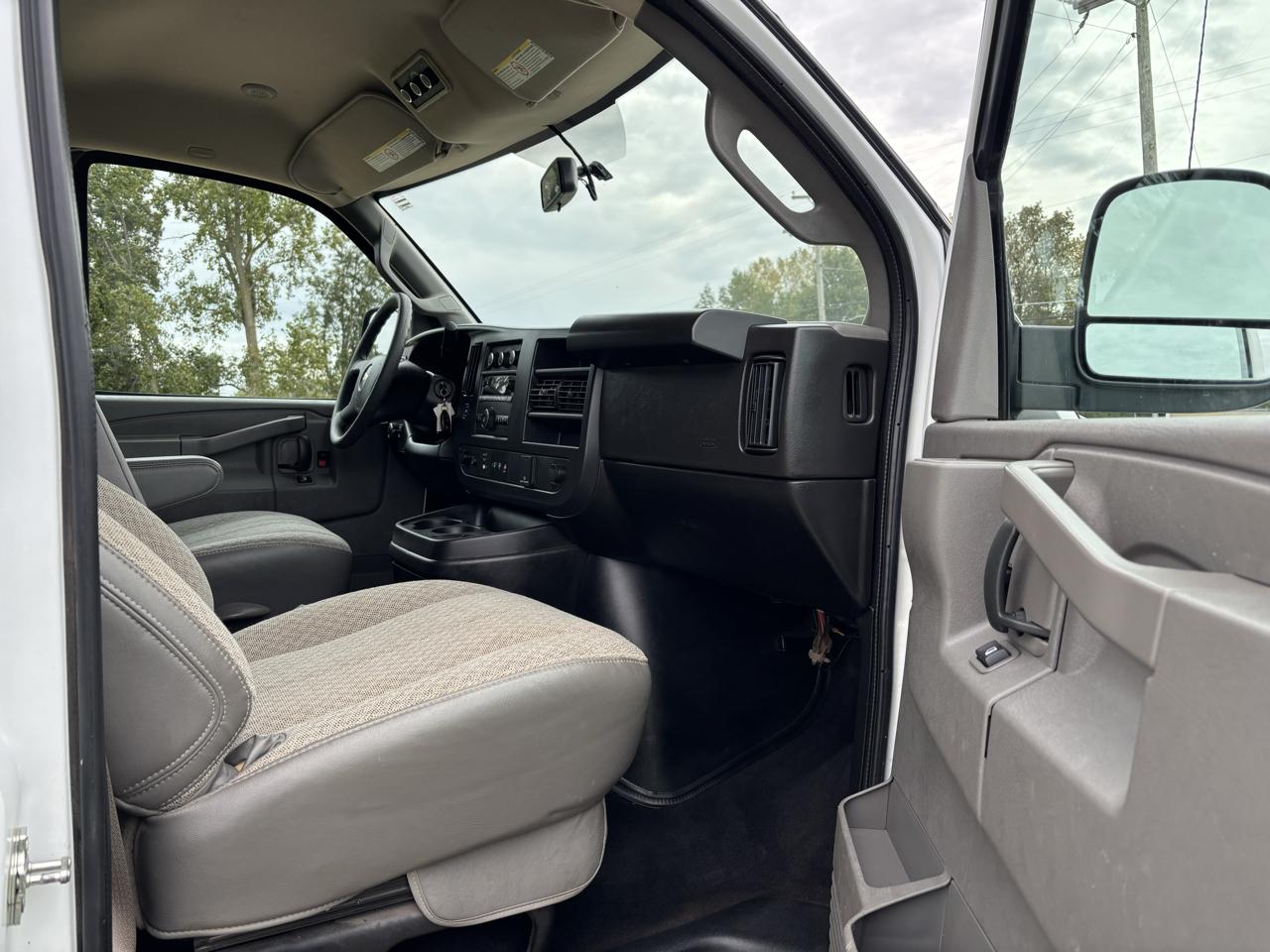 Chevrolet Express Passenger RWD 3500 155" LS 2025
