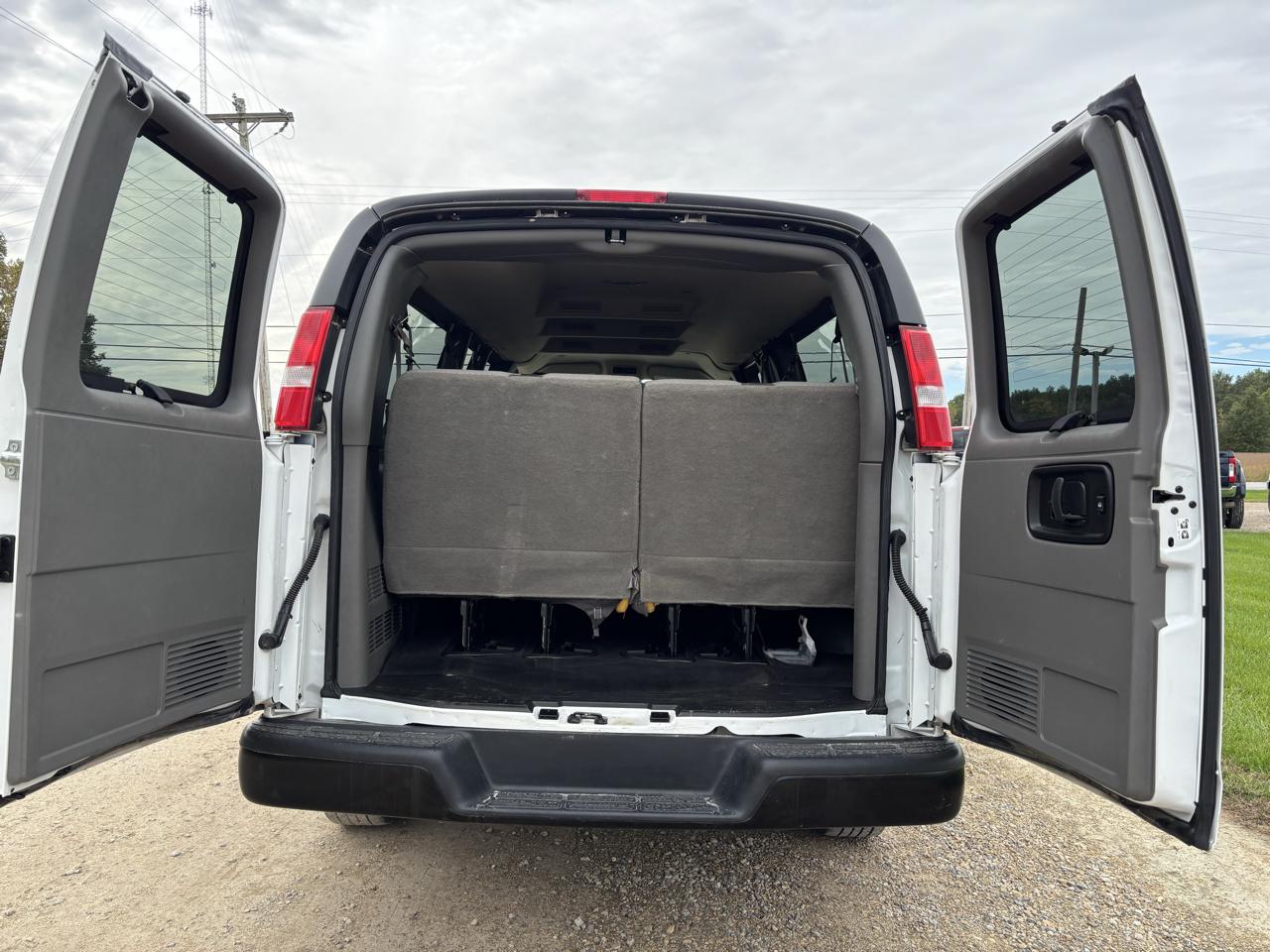 Chevrolet Express Passenger RWD 3500 155" LS 2025