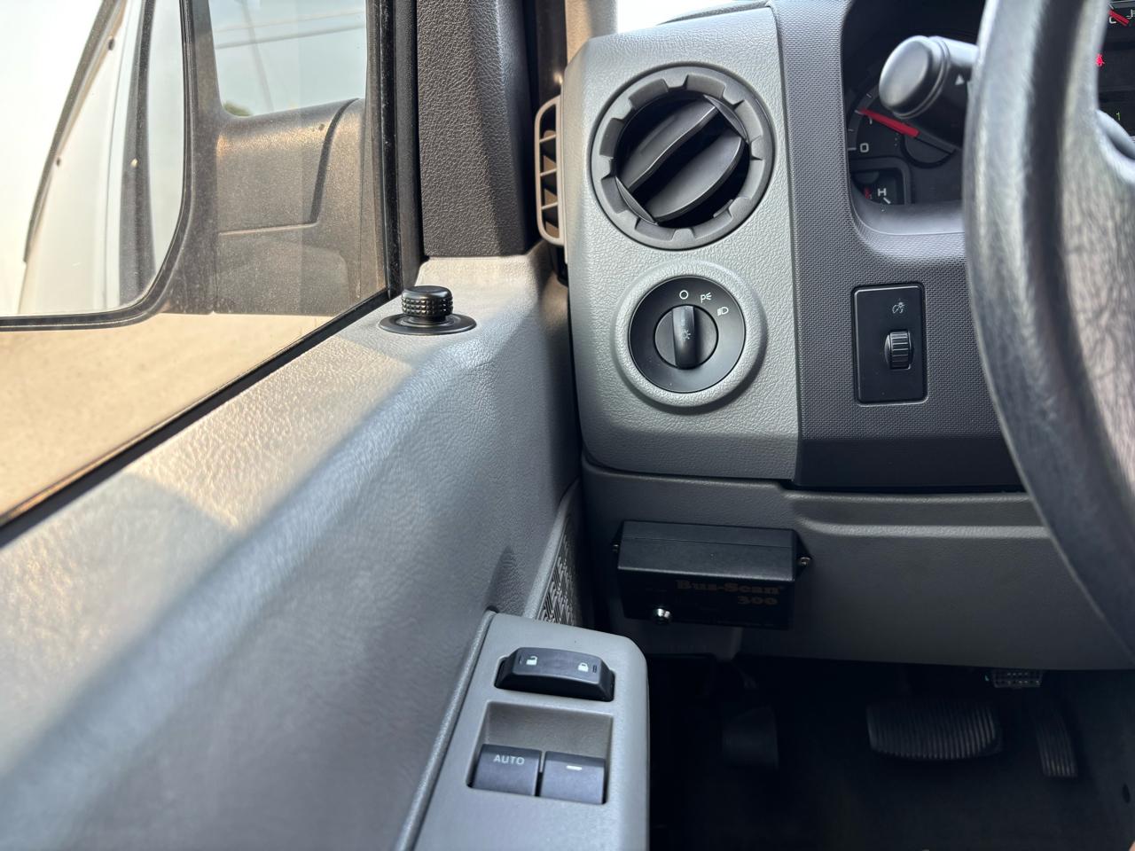 Ford Econoline Wagon E-350 Super Duty Ext XLT 2013