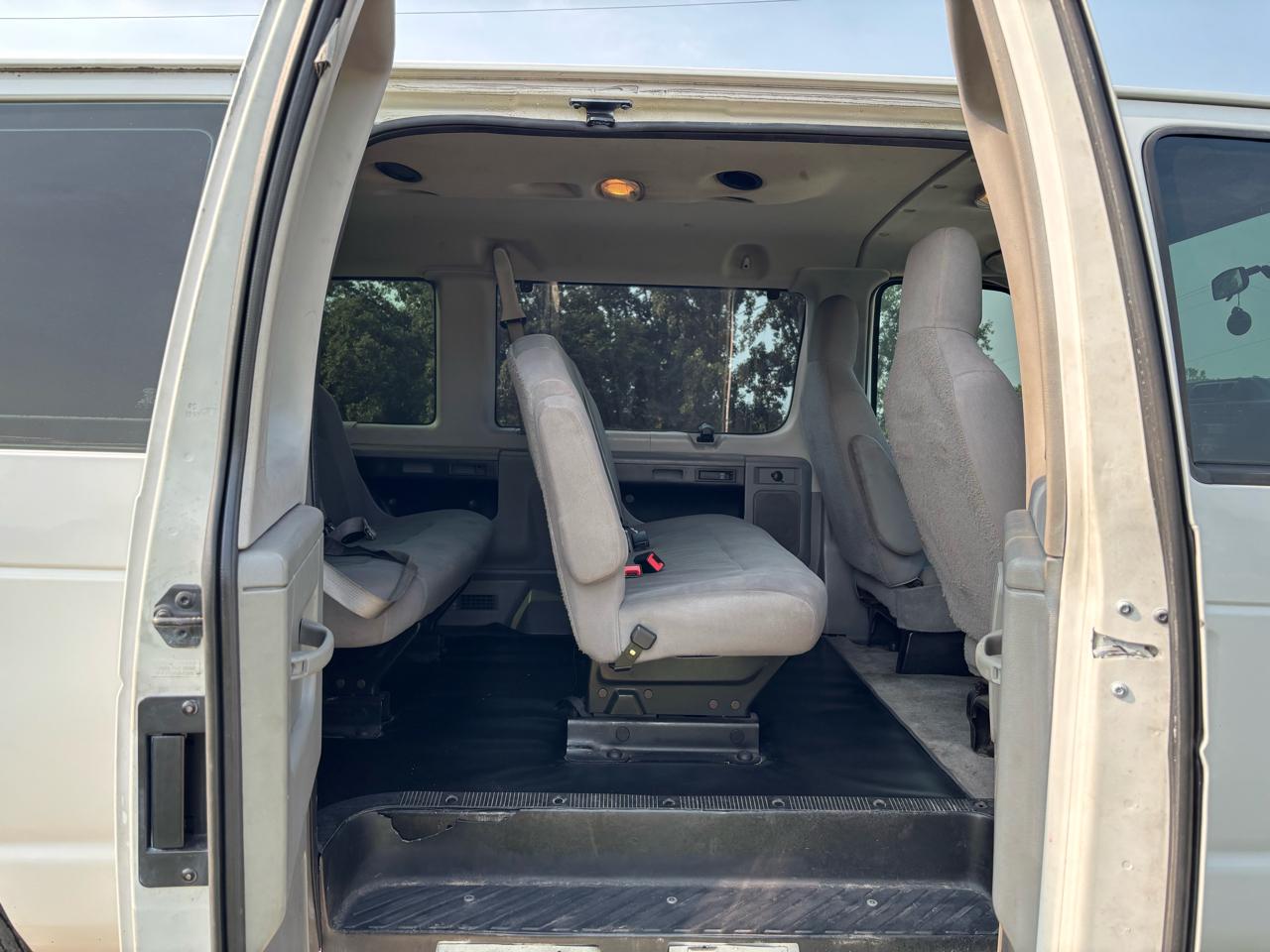 Ford Econoline Wagon E-350 Super Duty Ext XLT 2013
