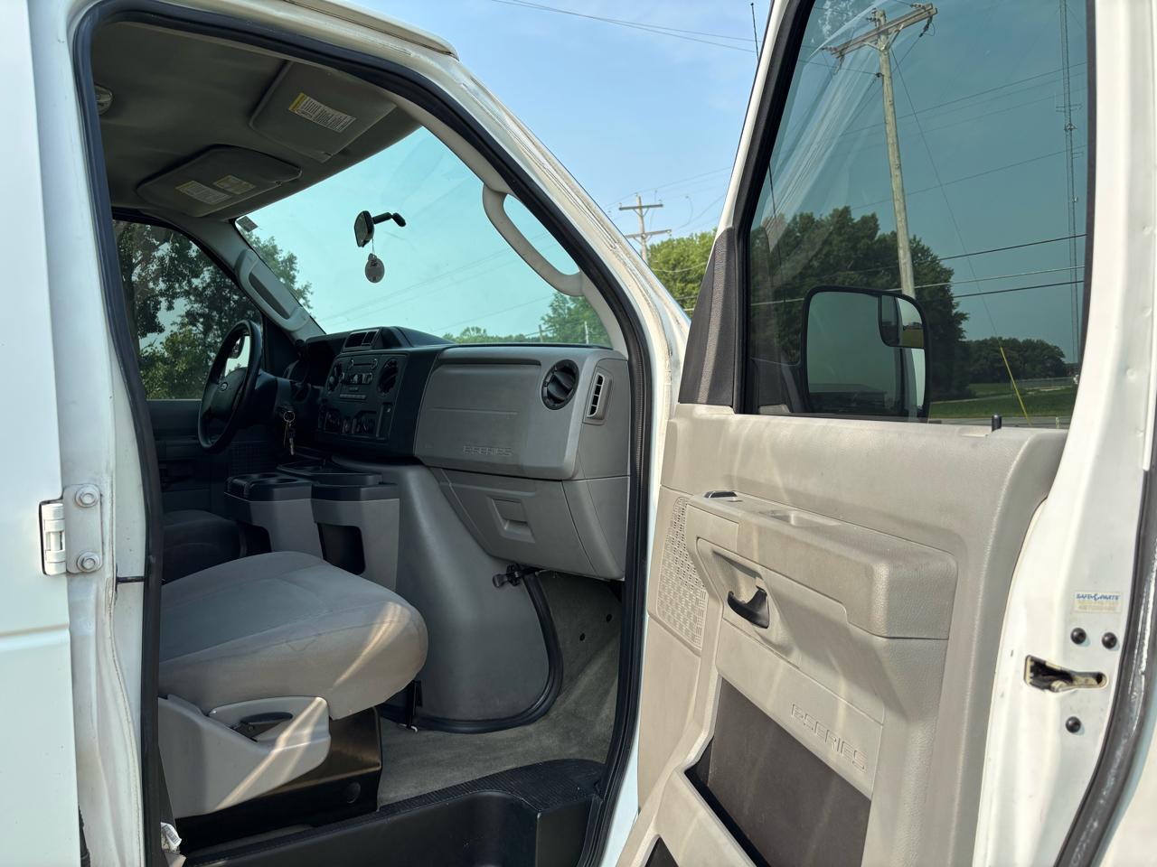 Ford Econoline Wagon E-350 Super Duty Ext XLT 2013