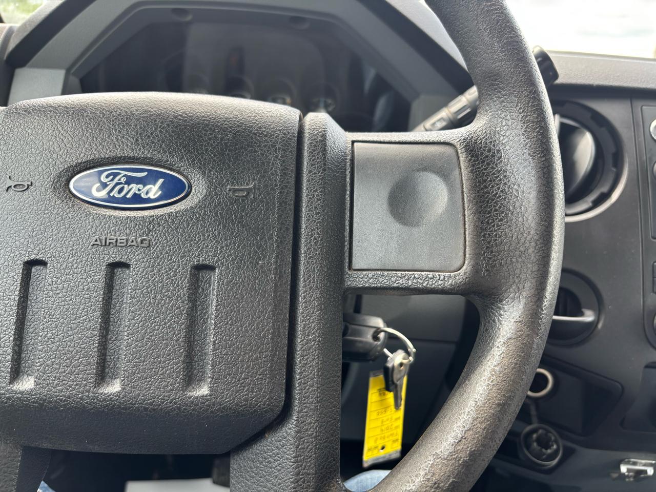 Ford Super Duty F-550 DRW 4WD Crew Cab 176" WB 60" CA XL 2014