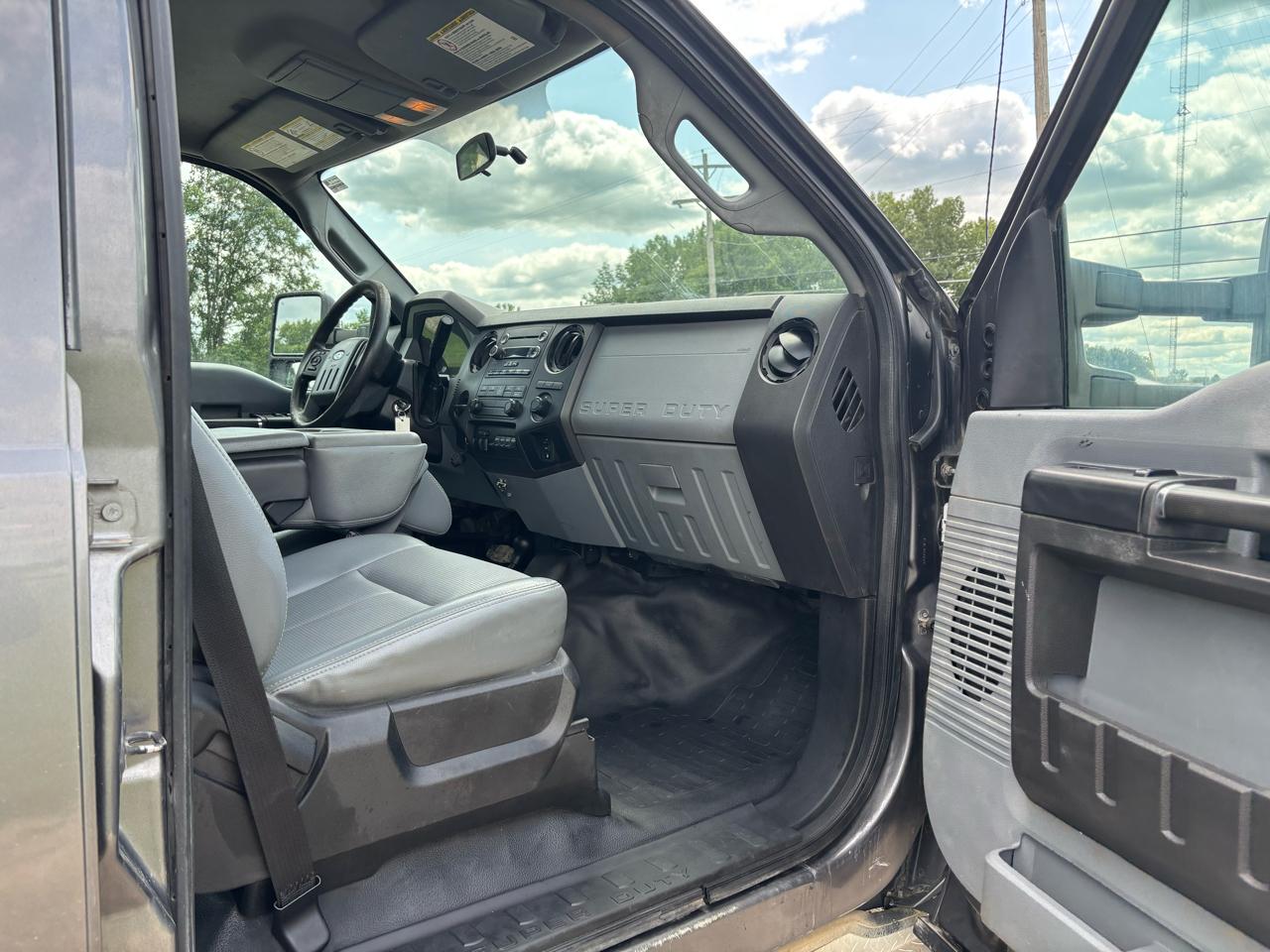 Ford Super Duty F-550 DRW 4WD Crew Cab 176" WB 60" CA XL 2014
