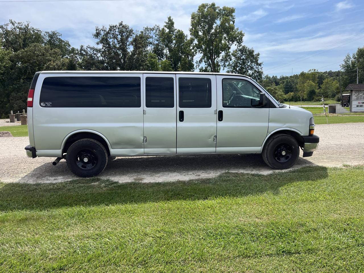 Chevrolet Express Passenger RWD 3500 155" LT w/1LT 2017