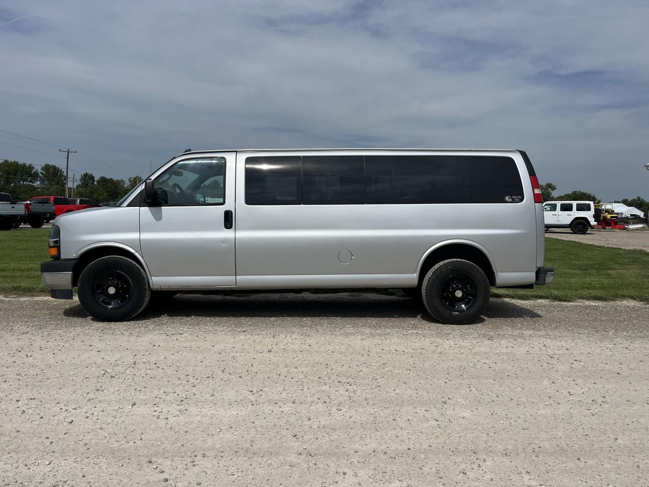 Chevrolet Express Passenger RWD 3500 155" LT w/1LT 2017