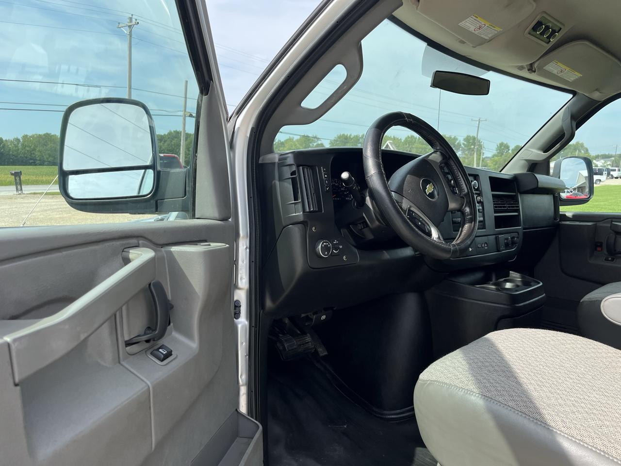 Chevrolet Express Passenger RWD 3500 155" LT w/1LT 2017
